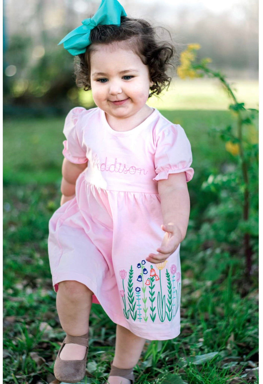 Pink knit dress with flower embroidery